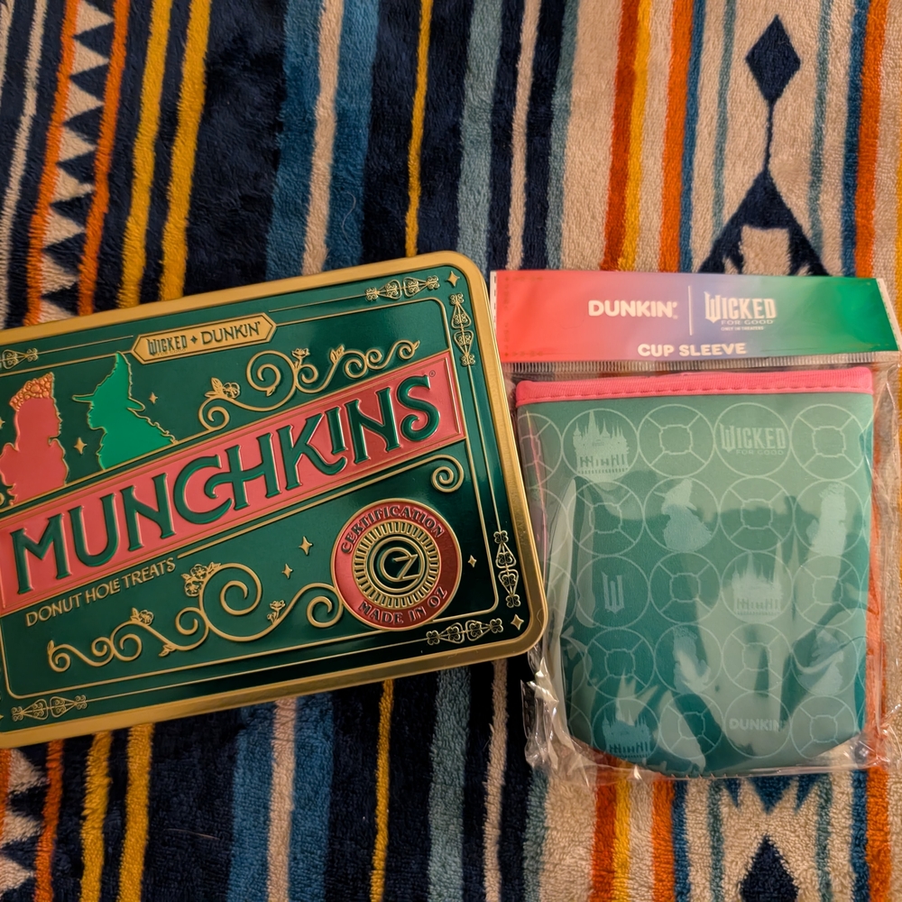 Dunkin' Munchkins Tin and Cup Sleeve Set